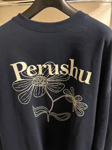 Perushu 꽃무늬 프린트 맨투맨 네이비