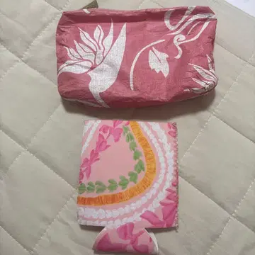 아로하 컬렉션의 파우치 & 보틀 홀더