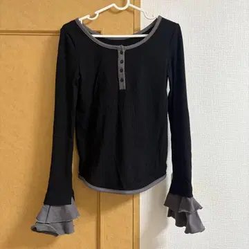 로완느이 벨 슬리브 리브 상의 블랙