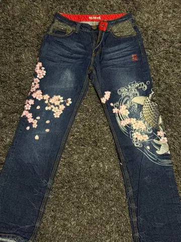류기압삭 카라쿠리타마시 벚꽃 잉어 자수 데님 팬츠