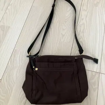 다크 브라운 숄더백 칸막이 포함
