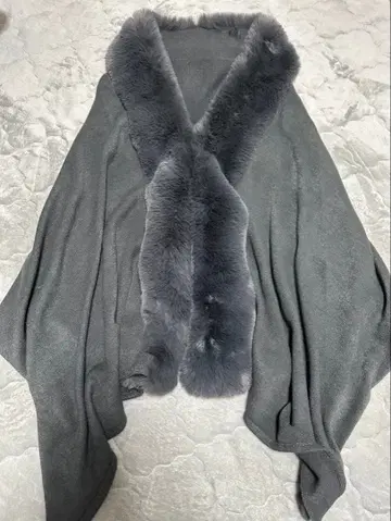 퍼 달린 그레이 판초