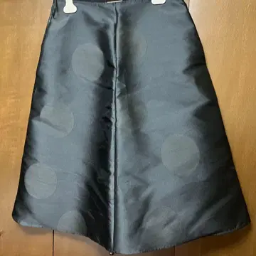 COS 블랙 도트 무늬 플레어 스커트 기장 75 새틴 원단에 도트 무늬