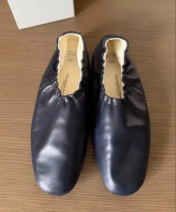새상품급 BEAUTIFUL SHOES 발레 슈즈 24cm