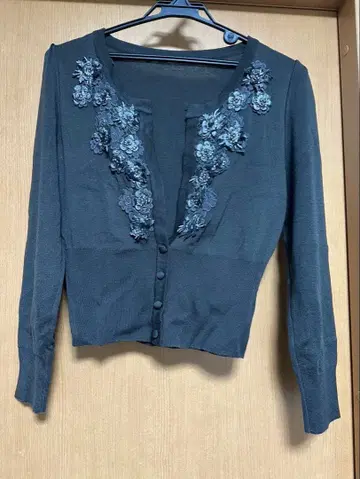 다크 그레이 자수 꽃무늬 긴팔 가디건