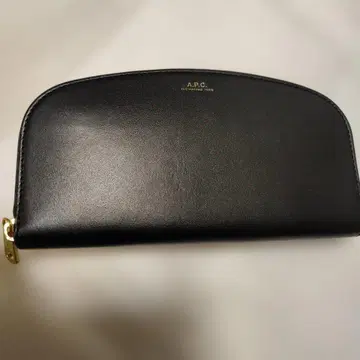 A.P.C. 블랙 가죽 장지갑