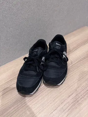 Saucony Jazz Low Pro 블랙 스니커즈