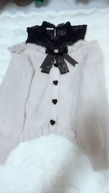 레이어드 스타일 어깨 트임 니트 LIZLISA