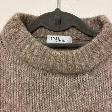 STATE OF MIND 베이지 터틀넥 스웨터