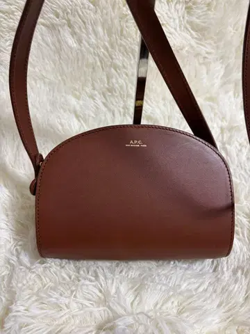 [새상품급] 아페쎄 A.P.C. 숄더백 하프문 브라운
