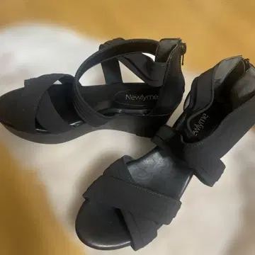 Newlyme 블랙 스트랩 샌들