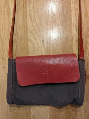 IL BISONTE / 일비종떼 크로스 바디백 짙은 갈색 x 레드