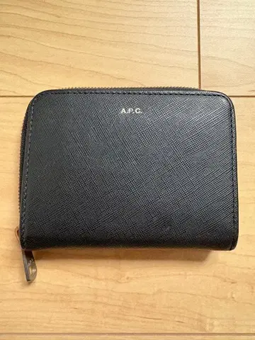 아페쎄 A.P.C. 엠보 블랙 가죽 이단 접이식 지갑