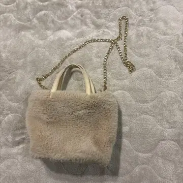 퍼 숄더백 베이지 골드 체인