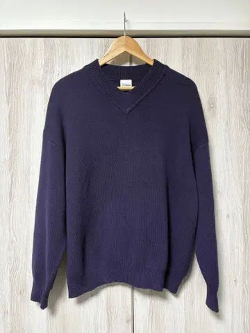 V넥 퍼플 니트