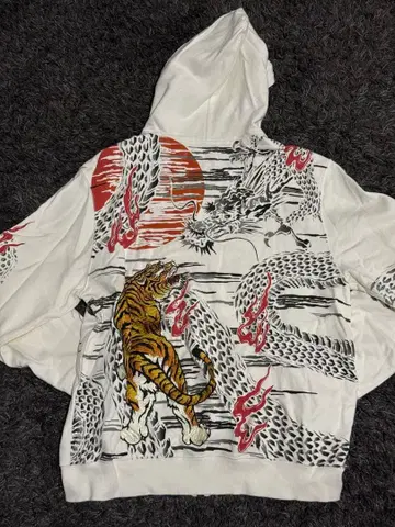 류기압삭 호랑이 자수 후드티