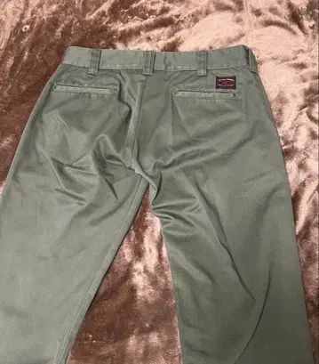 올리브 그린 슬림핏 치노 팬츠