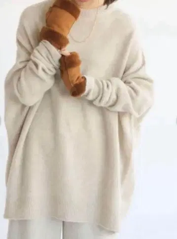 베이지 오버 사이즈 니트 스웨터