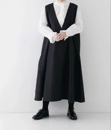 네스트로브 딥 V넥 슬리브리스 드레스