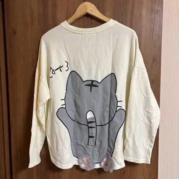 고양이 디자인 긴팔 티셔츠 크림색