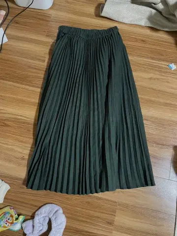 다크 그린 롱 플리츠 스커트