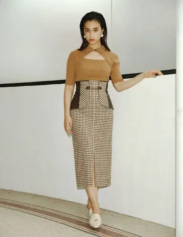 [ 당일 발송 ] lily brown 비트 인조 가죽 절개 타이트 스커트