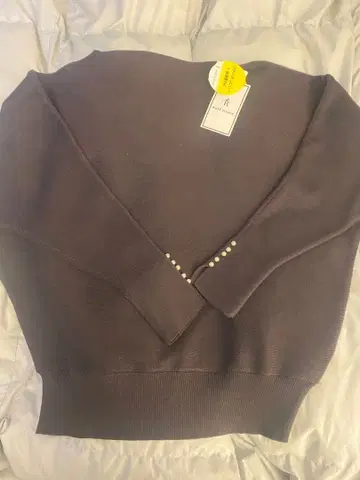 [ 미사용 새상품 ] ROSE BUD 다크 브라운 V넥 스웨터
