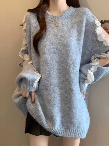 플라워 자수 라이트 블루 스웨터