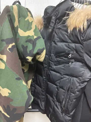 퍼 달린 블랙 다운 자켓