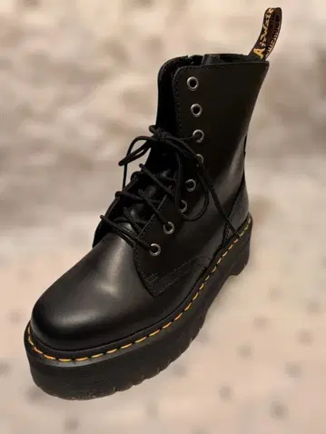 Dr. Martens 블랙 통굽 부츠 사이즈 38(24cm)