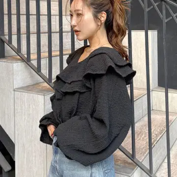 프릴 디자인 블라우스 블랙