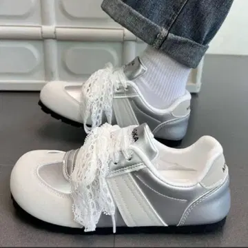 화이트/실버 캐주얼 스니커즈 발레코어