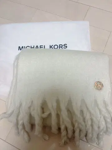 MICHAEL KORS 로고 프린지 장식 화이트 머플러 새상품급