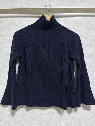 Cara 네이비 터틀넥 스웨터 플레어 소매