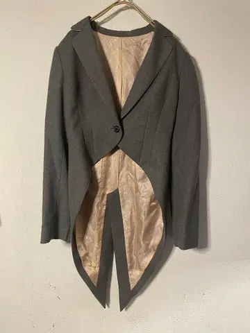 비대칭 밑단 그레이 테일러드 자켓