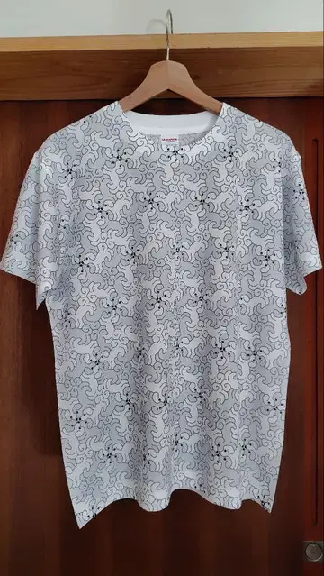 강아지 반복 무늬의 T셔츠