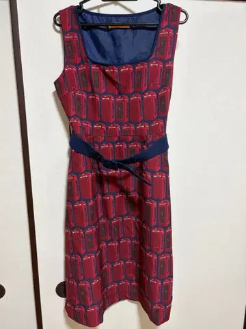 Fint 전화 박스 프린트 슬리브리스 원피스