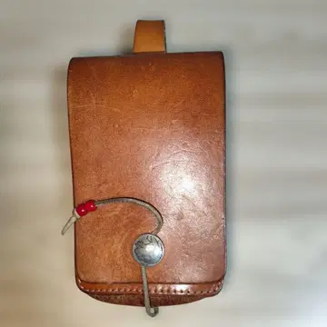 브라운 가죽 플랩 파우치