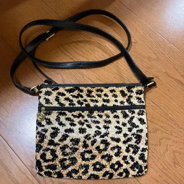 페이러 애니멀 무늬 숄더