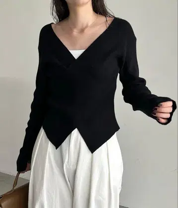 CAPRICIEUX LE'MAGE 크로스 V넥 니트 블랙