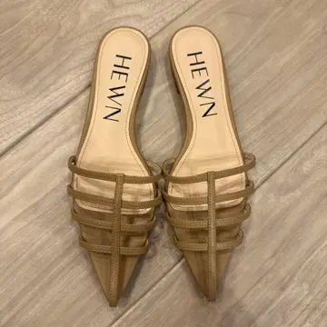 HEWN 베이지 스트랩 샌들