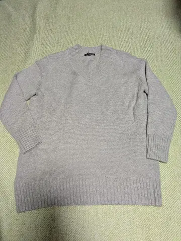 23구 라이트 그레이 V넥 긴팔 니트