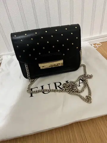 FURLA 스터드 장식 숄더백 블랙