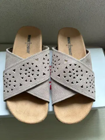 MINNETONKA 베이지 슬라이드 샌들