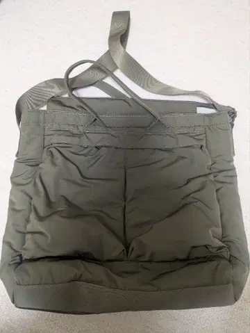 유니클로 올리브 그린 패드 토트백