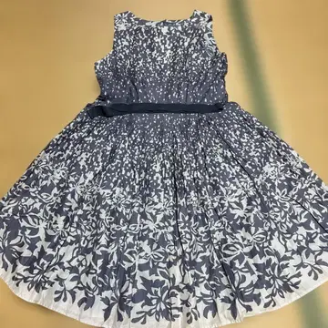 꽃무늬 슬리브리스 무릎 기장 원피스