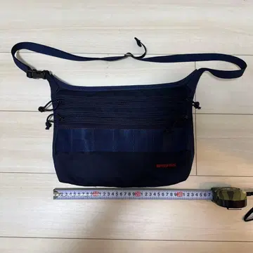 BRIEFING 네이비 숄더백 사코슈