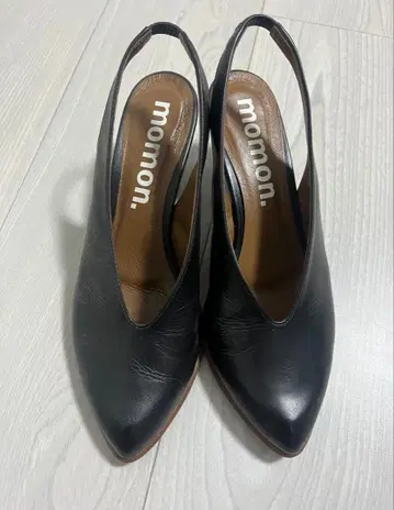 momon. 블랙 스틸레토 펌프스