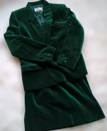 도쿄 소아르 다크 그린 벨벳 스커트 셋업