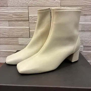 가격 인하 정가 19800엔 화이트 숏부츠